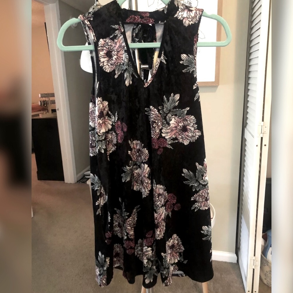 Boutique Sleeveless V Neck Floral Velvet Dress